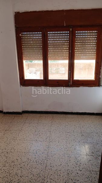 Foto 93dda06f-6b91-42b4-a52b-c158826b5c6f. Casa aparellada amb xemeneia a Deltebre