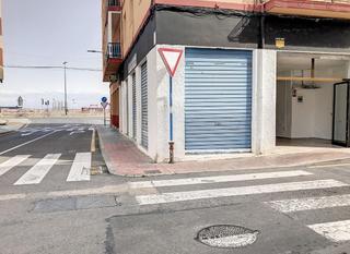 Business premise in San Gabriel. Local versátil con oportunidades ilimitadas con 5 escaparates en
