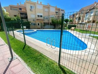 Casa in Villamontes-Boqueres. Espectacular bungalow con sótano y piscina junto al parque adolf