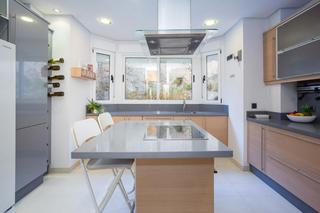 Casa  25 d'abril. Casa de diseño con 4 dorm., 5 baños y garaje, zona de san antoni
