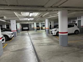 Parking coche  Del nort. Plaza de garaje de raya de 18 m  y trastero cerrado en tavernes!