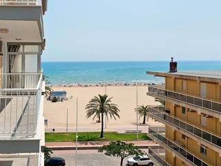 Pis en Playa de Ganda. Piso en primera lnea de playa con vistas inigualables