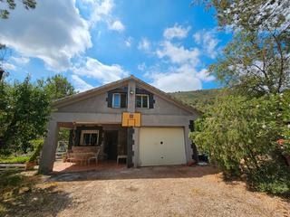 Casale in Vilallonga / Villalonga. Hermosa casa rodeada de exuberante vegetación en la llacuna