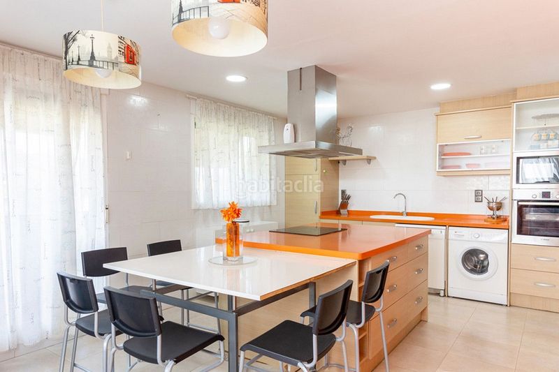 Foto b4183155-5693-4b10-b9aa-32ba41bf768b. Casa adossada amb calefacció aparcament piscina a Almoines