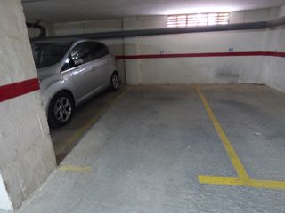 Autoparkplatz in Plaza Xúquer. Parking para coche