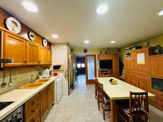 House in Casc Antic. Casa con patio