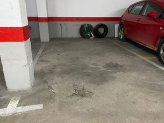 Aparcament cotxe en Mas Florit-Ca la Guidó. Parking para coche