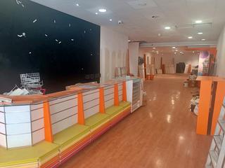 Location Local commercial à Centre - Passeig i Rodalies. Local en manresa