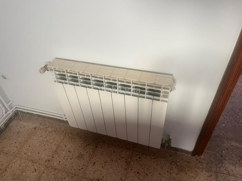 Foto 1ad6e63d-4a64-4995-94db-615a4b2acffe. Casa adossada amb xemeneia calefacció aparcament a Banyoles