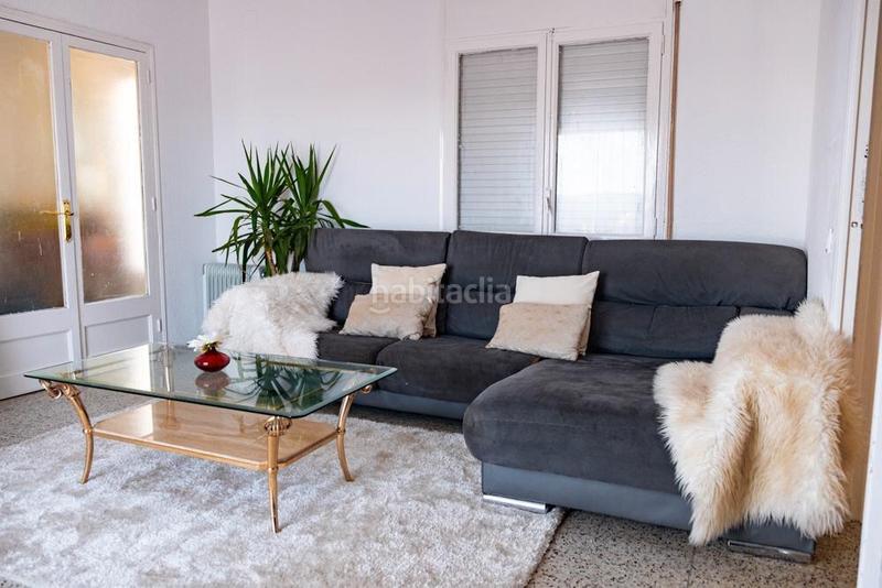 Foto 3c4e2d74-dcee-49bd-9d43-1da0ed23e475. Pis amb xemeneia calefacció a Centre Vidreres