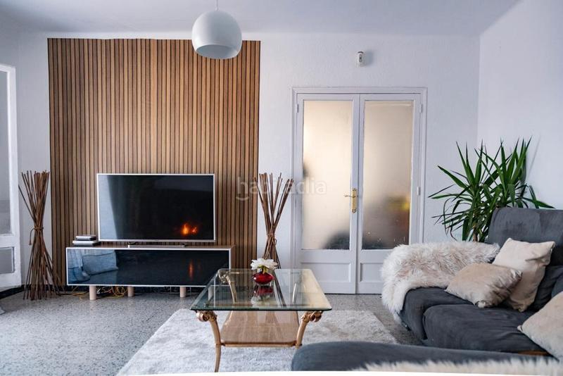 Foto 457673b1-77b3-4ae8-a8c6-c0e662cadd8d. Pis amb xemeneia calefacció a Centre Vidreres