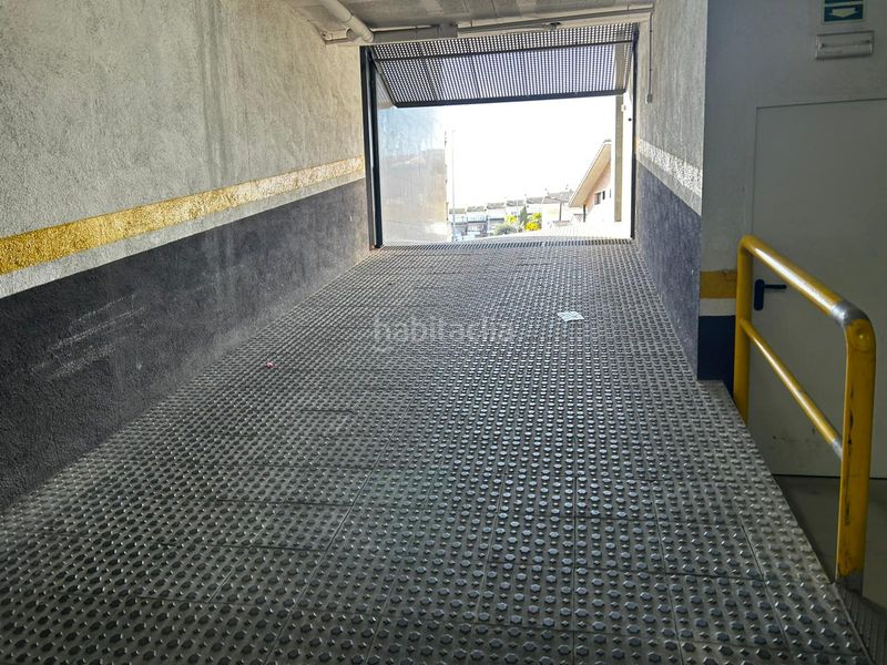 Foto a2b0a53c-aa8d-4990-b5bc-464979d70e26. Aparcament cotxe a Palafolls