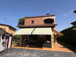 Casa en Roca del Vall�s (La). Espectacular casa independiente seminueva con jard�n en santa ag