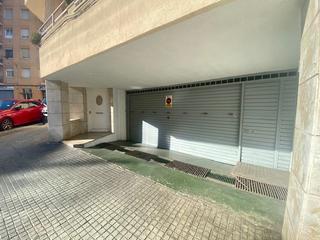 Location Parking voiture à Carrer de severo ochoa 4. Plaza de garaje en alquiler cerca del parque de sant jordi.