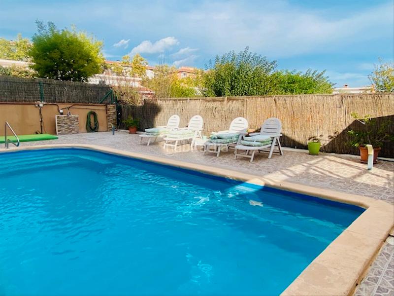 Foto fcc432ae-d928-4903-8a60-16844b6b9674. Planta baixa amb calefacció aparcament piscina a Cerdanyola del Vallès