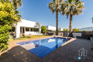 Chalet in Franqueses del Vallès (Les). Exclusiva residencia de diseño con piscina y jardín privado en l