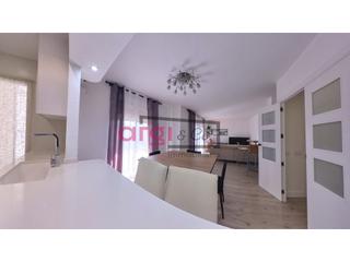 Piso  N/a. Fantástico piso recién reformado con 4 dormitorios y 2 baños en
