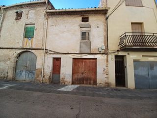 Semi detached house  D'orient. Casa a reformar integramente en venta en les borges blanques.