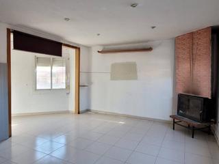 Piso en De ramon roca 8. Piso a reformar en venta en el palau danglesola.