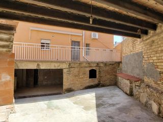 Reihenhaus  Travessera la mota. Casa con patio en venta.