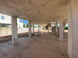 Residential Plot in Purias. Parcela con estructura de vivienda en torre del obispo