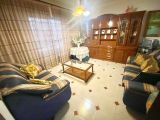 Casa a Puerto Lumbreras. Fantástico edificio con tres viviendas y local comercial, ideal