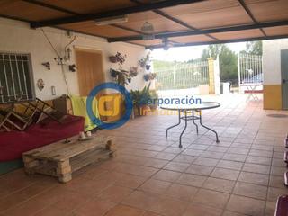 Casa a Carrasquilla. Casa de campo con cinco dormitorios y dos baños