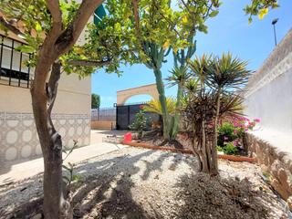 Xalet a Calabardina. Chalet independiente con 3 dormitorios y amplio jardín en calaba