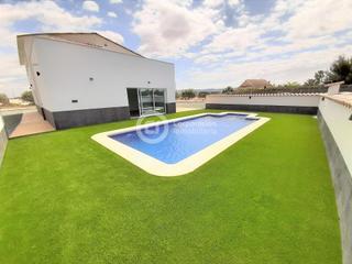 Xalet a Puerto Lumbreras. Chalet de grandes dimensiones con piscina de nueva construcción