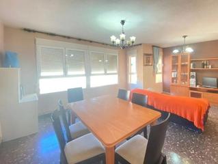 Piso en San Mateo. Piso con tres dormitorios en alameda de cervantes