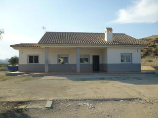 Xalet a El Río. Chalet de obra nueva con parcela vallada