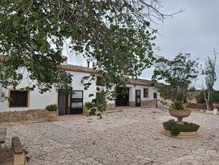 Maison à San Mateo. Casa de campo con siete dormitorios y garaje en zona de la parro