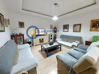 Casa a Tercia. Casa con cuatro dormitorios y garaje, con posibilidad de negocio