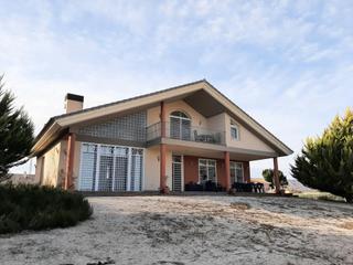 Chalet in Marchena. Chalet con tres dormitorios y amplio garaje en sótano en la pulg