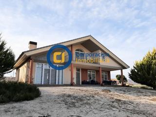 Chalet in Marchena. Chalet con tres dormitorios y amplio garaje en sótano en la pulg