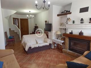 Maison à Doña Inés. Casa con tres dormitorios y garaje en doña inés completamente re