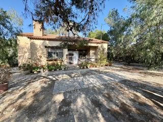 Chalet à Aguaderas. Casa de campo con cinco dormitorios y piscina en aguaderas