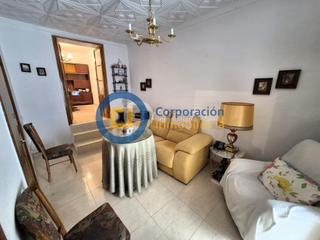 Casa a San José. Casa con cuatro dormitorios con patio y terraza, en el centro de