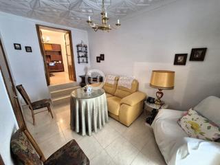 Casa en San José. Casa con cuatro dormitorios con patio y terraza, en el centro de