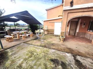 Mas à Aguaderas. Casa con cuatro dormitorios y terreno en aguaderas