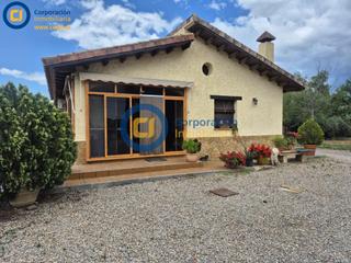 Xalet a Purias. Chalet con tres dormitorios y piscina en el campillo