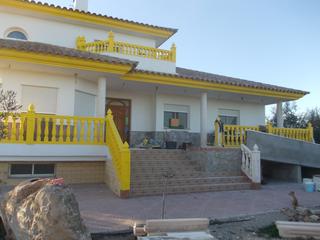 Xalet a Puerto Lumbreras. Chalet con seis dormitorios, garaje en sótano y piscina en zona