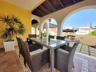 Casa adossada a Calabardina. Chalet de 4 dormitorios y piscina privada en calabardina
