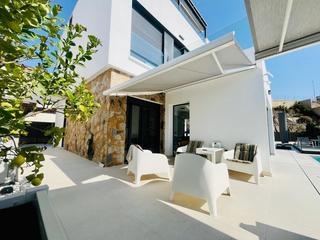 Chalet à El Hornillo. Villa de 4 dormitorios, solárium y piscina privada con vistas al