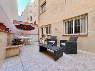 Flat in Casco Antiguo. Piso de 3 dormitorios con patio interior y balcón en el centro
