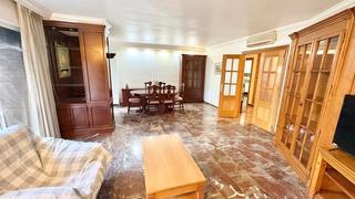 Flat in Santiago. Piso con tres dormitorios y garaje