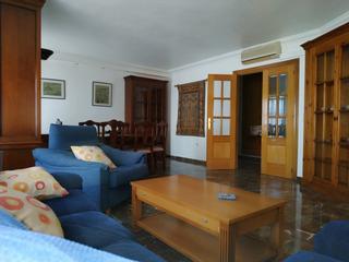 Appartement à Santiago. Piso con tres dormitorios y garaje