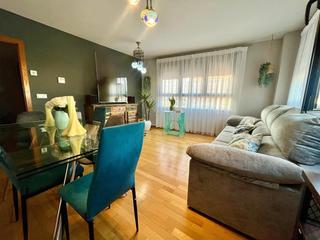 Etagenwohnung in Casco Antiguo. Piso de 4 dormitorios con piscina comunitaria a un paso del pase