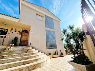 Chalet in Los Collados-Los Geraneos. Chalet independiente de 4 dormitorios con amplia parcela en los