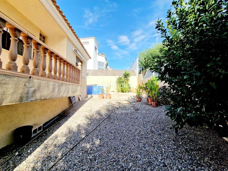 Foto 7122296b-49c4-4fee-bae0-134b131d55d9. Chalet  independiente de 4 dormitorios con amplia parcela en los geraneos en Águilas